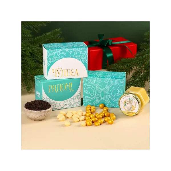 Подарочный набор с чаем и сладостями на Новый год