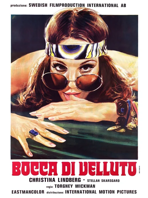 Үлкен сиськи бар дымқыл футболкаларда